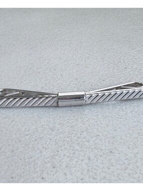 Vintage Metal Striped Collar Bar 1970s Silver Tone Diagonal Banded Collar Clasp